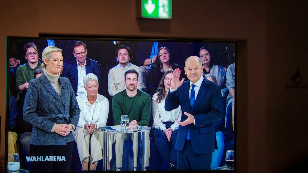 Alice Weidel (l.), Fraktionsvorsitzende der AfD, und Bundeskanzler Olaf Scholz (SPD) sind gemeinsam auf einem Bildschirm während der Sendung ARD «Wahlarena» am Montagabend zu sehen. 