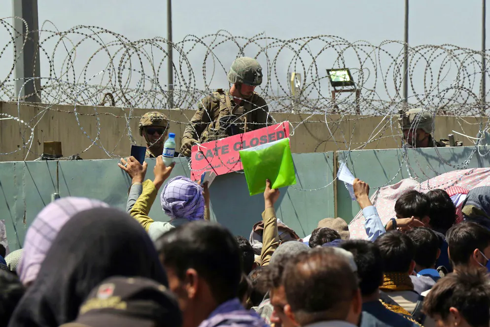 Tausende Afghanen versuchten im August 2021 nach der Machtübernahme durch die Taliban in Kabul auf den Flughafen zu gelangen, um das Land zu verlassen.