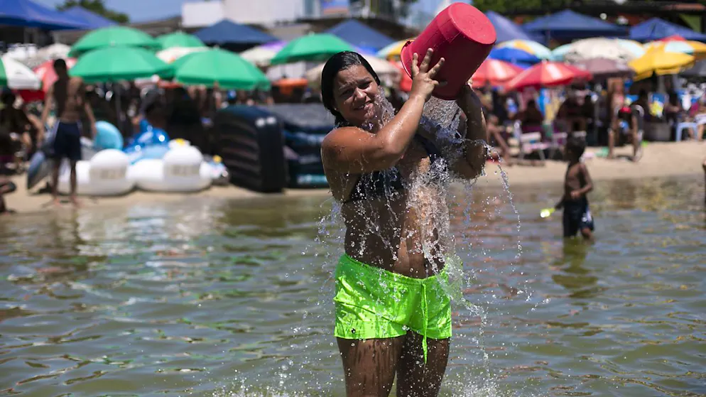 Les habitants de Rio de Janeiro se sont précipités sur les plages pour chercher de la fraîcheur.