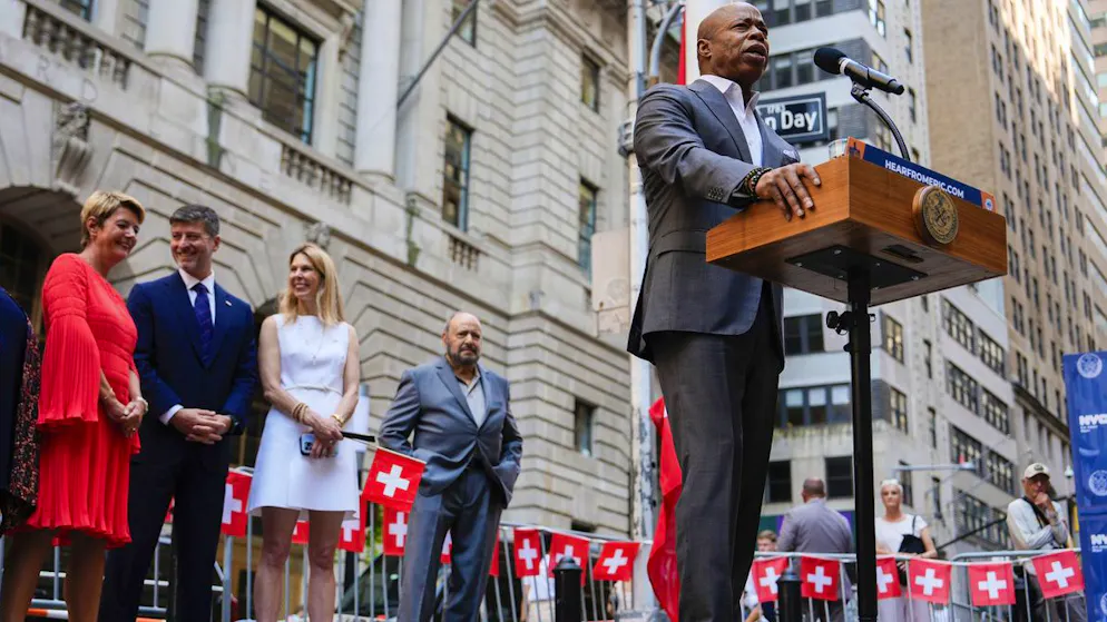 Bürgermeister Eric Adams (rechts) empfängt am 1. August 2024 in New York Bundesrätin Karin Keller-Sutter (am Nationalfeiertag im klassischen rot).