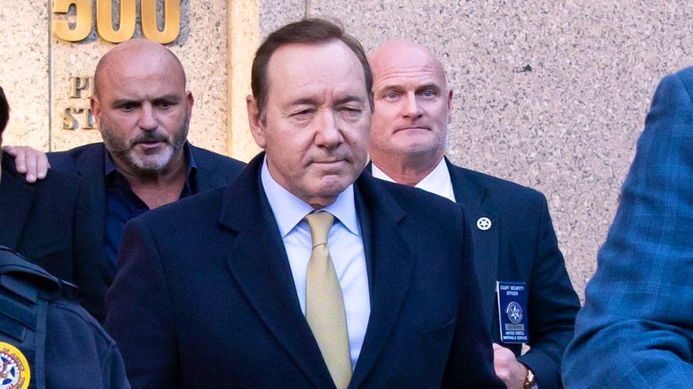 «Tu n'es pas une victime». Kevin Spacey répond à Guy Pearce soit disant «effrayé» par l'acteur