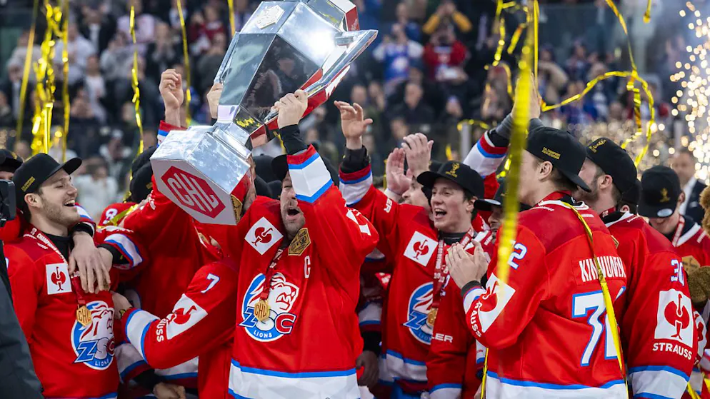 Feiern ja, aber kein kollektiver Freudentaumel bei den ZSC Lions - Gallery. ZSC-Captain Patrick Geering stemmt den Siegerpokal