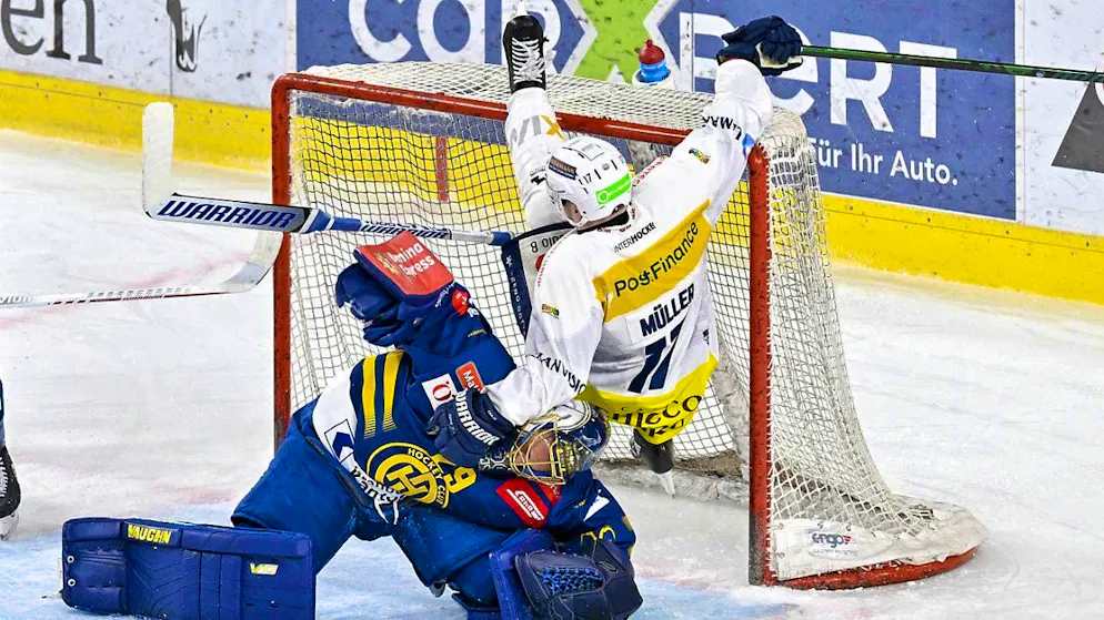 Not a good evening for HCD goalie Sandro Aeschlimann, who was out injured in the middle third.