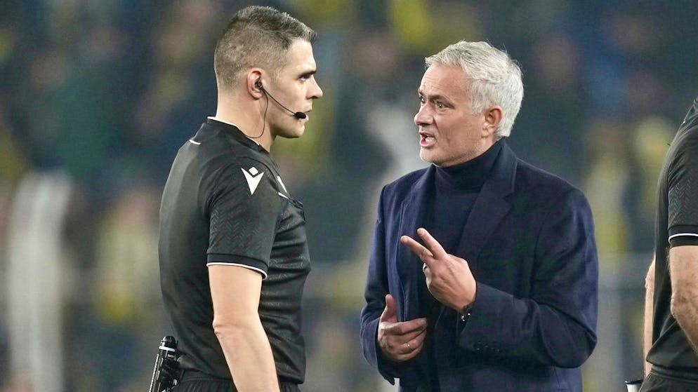 Fenerbahçe et son entraîneur José Mourinho ont véhément critiqué les arbitres en Turquie.