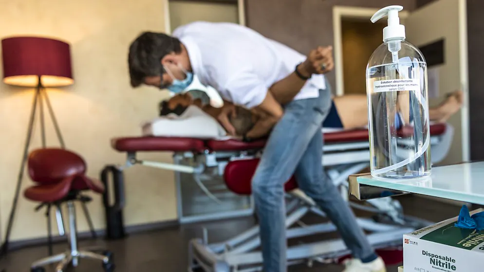 Dispute ends before a justice of the peace. Osteopath breaks a pensioner's rib - and demands 420 francs