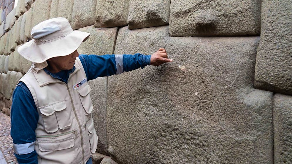 L'uomo avrebbe attaccato la famosa Pietra dei dodici angoli con un martello, danneggiandola.