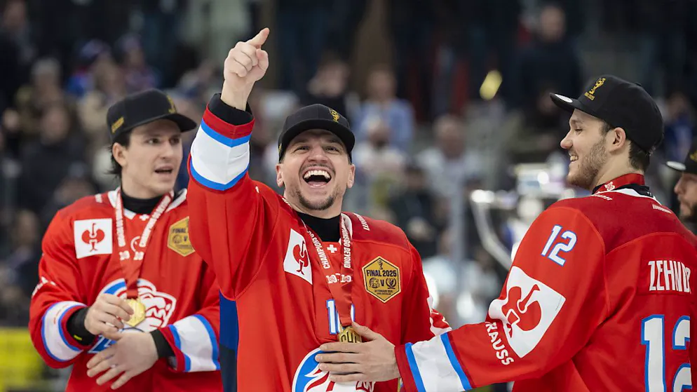 Feiern ja, aber kein kollektiver Freudentaumel bei den ZSC Lions - Gallery. Doppeltorschütze und Matchwinner Sven Andrighetto (Mitte) lässt sich feiern