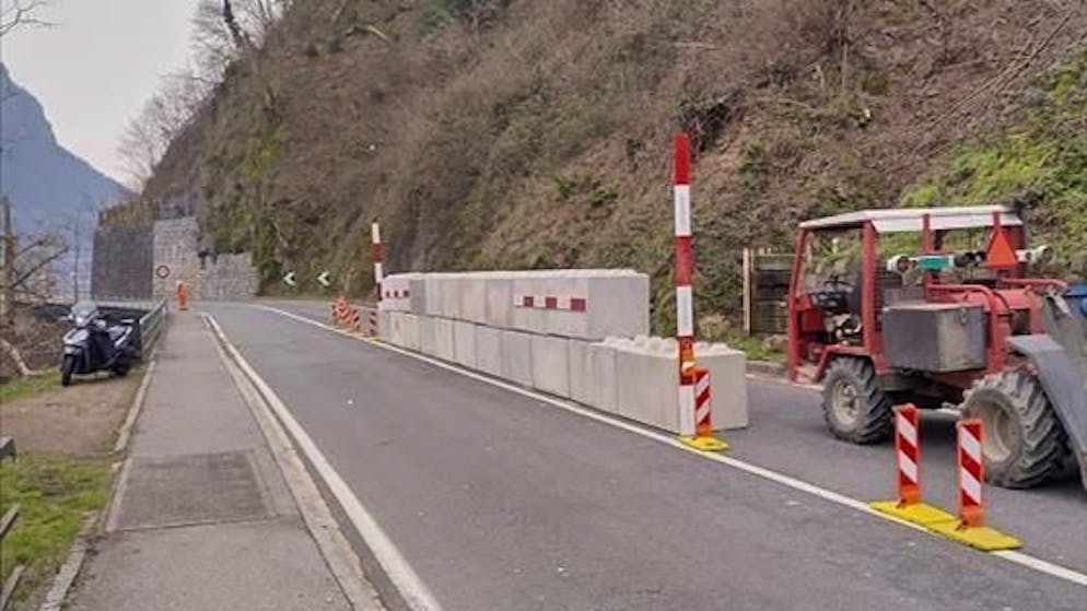 In località Al Sasso. Pericolo di caduta massi tra Riva San Vitale e Brusino Arsizio, strada chiusa