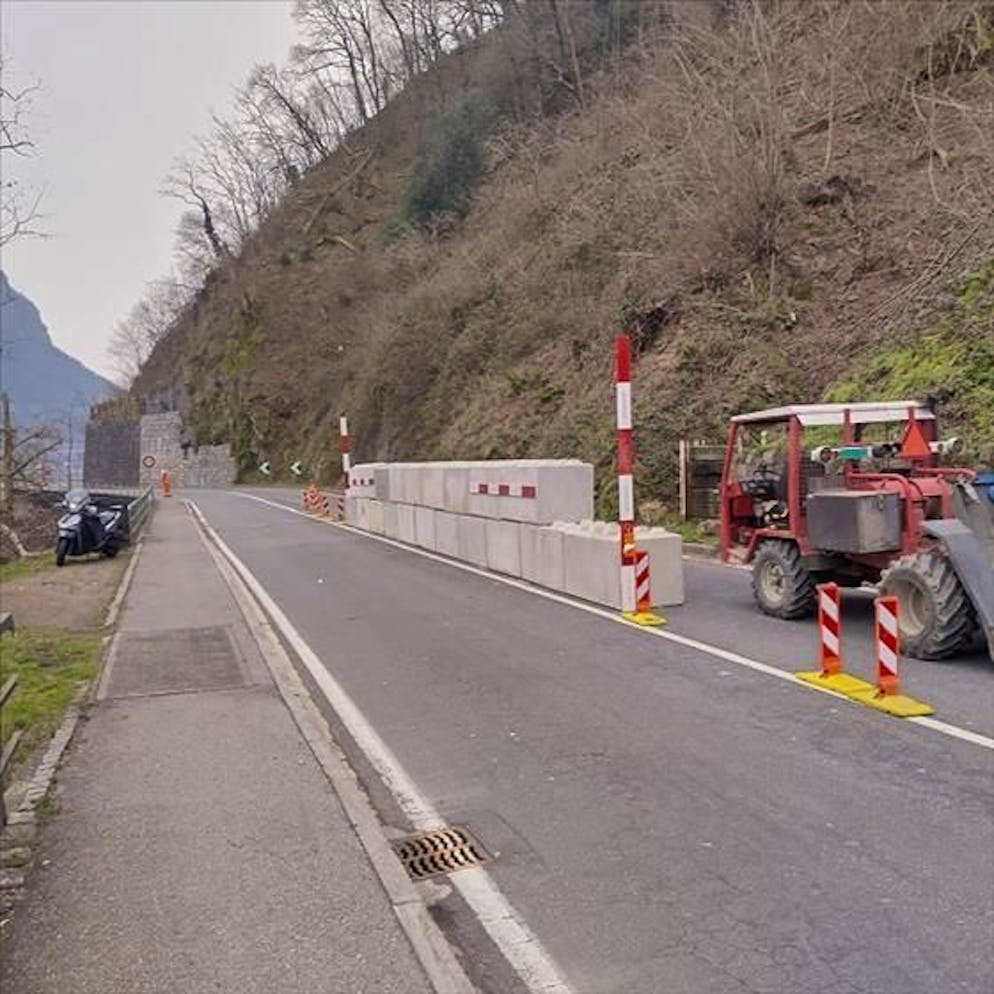 Il tratto di strada dove potrebbe cadere la frana