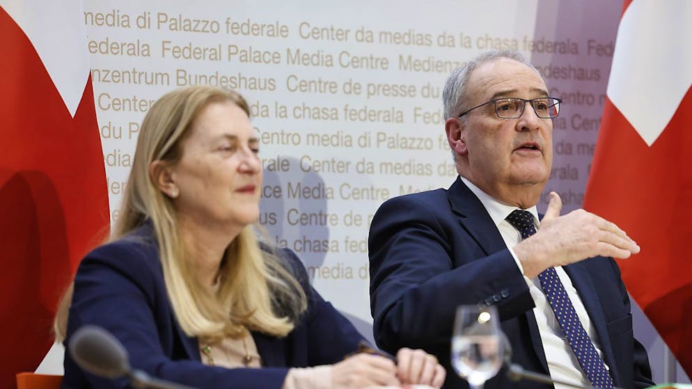 Il consigliere federale, Guy Parmelin, e la Segretaria di Stato, Helene Budliger Artieda, mentre spiegano i contenuti dell'intesa fra partner sociali e Cantoni sulla protezione dei salari.