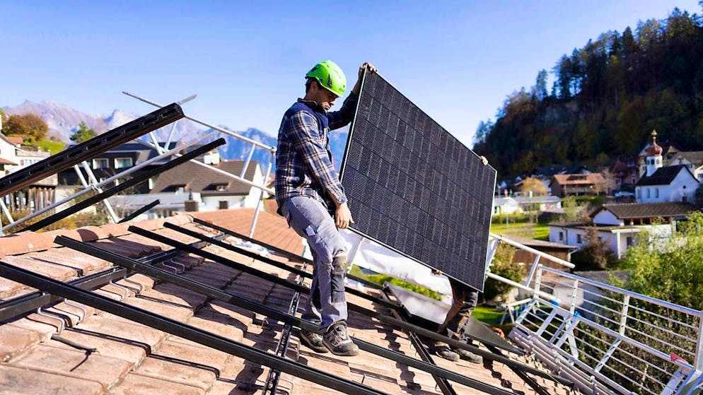 Mounting solar panels on a house roof: from 2026, self-produced electricity can be marketed locally within a neighborhood or community. (archive image)