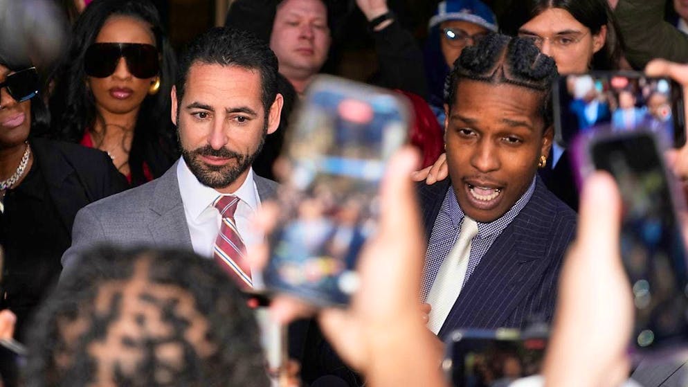 A$AP Rocky (r) speaks next to his lawyer Chad Seigel after being found not guilty at his trial. Photo: Damian Dovarganes/AP/dpa