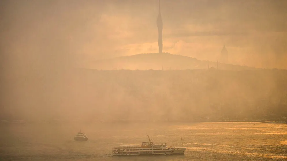 dpatopbilder - Ferries cross the Bosphorus on a foggy winter morning in Istanbul. Photo: Francisco Seco/AP/dpa