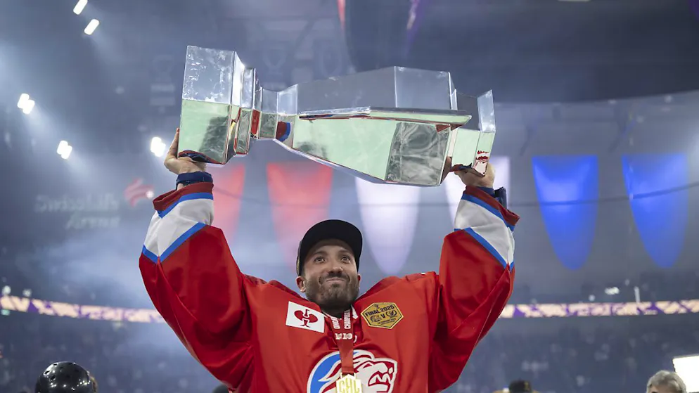 Feiern ja, aber kein kollektiver Freudentaumel bei den ZSC Lions - Gallery. ZSC-Goalie Simon Hrubec präsentiert der Fankurve die Siegertrophäe