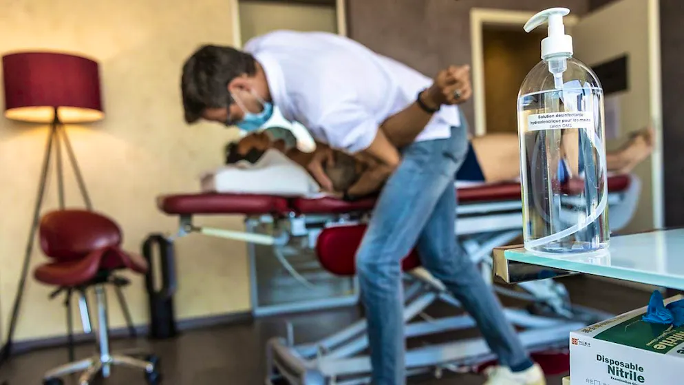 Numerous osteopaths have to have their foreign diplomas recognized. (theme picture)