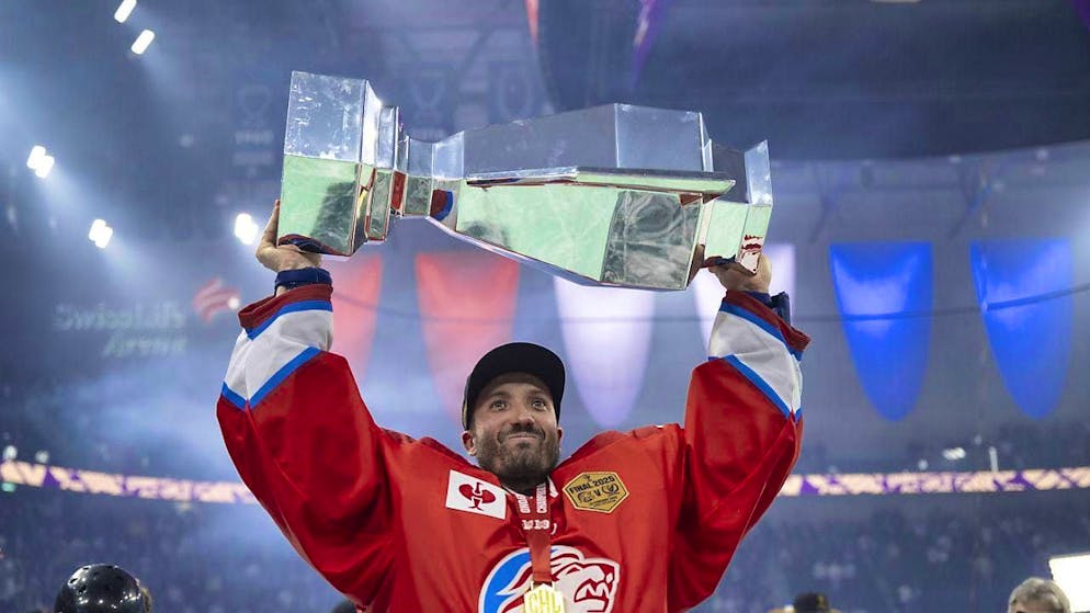 Celebrations yes, but no collective rejoicing at the ZSC Lions - Gallery. ZSC goalie Simon Hrubec presents the winner's trophy to the fans