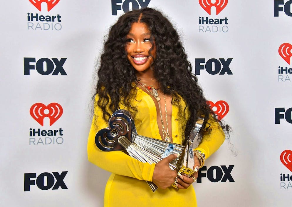 Rapper SZA poses with a jersey from a German horticulturist. The US-American singer SZA posed with a jersey from a German horticulturalist.