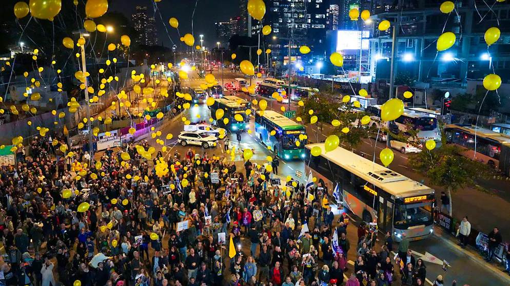 dpatopbilder - Angehörige und Unterstützer von Israelis, die von der Hamas im Gazastreifen als Geiseln festgehalten werden, nehmen an einer Kundgebung in Tel Aviv teil, bei der an 500 Tage Gefangenschaft erinnert und die Freilassung der verbliebenen Geiseln gefordert wird. Foto: Ariel Schalit/AP/dpa