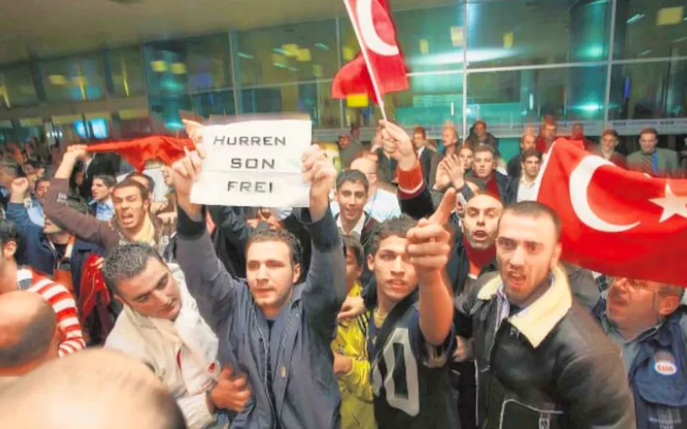 Türkische Fussball-Fans empfangen Alex Frei 2005 nicht mit offenen Armen.