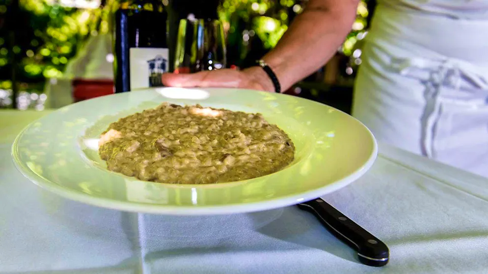 Applications from qualified waiters and waitresses are currently in short supply in the catering industry in Ticino. This may also have something to do with the new cross-border commuter agreement. (archive picture)