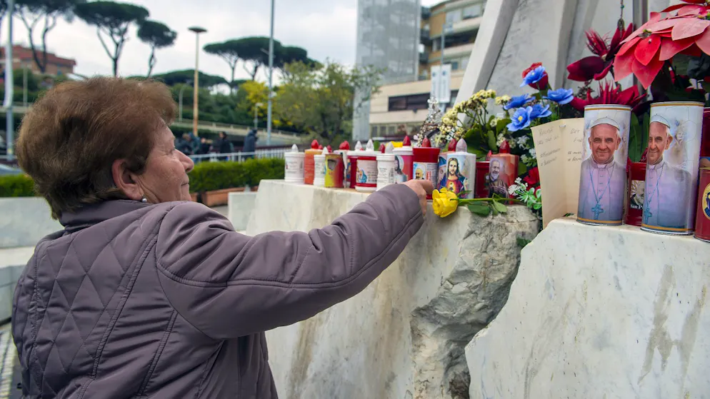Night without complications. Pope's condition improves slightly