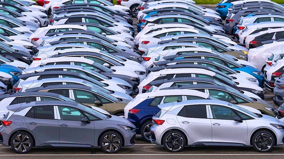 New cars are waiting for delivery in a parking lot on the Volkswagen factory premises. (archive picture)