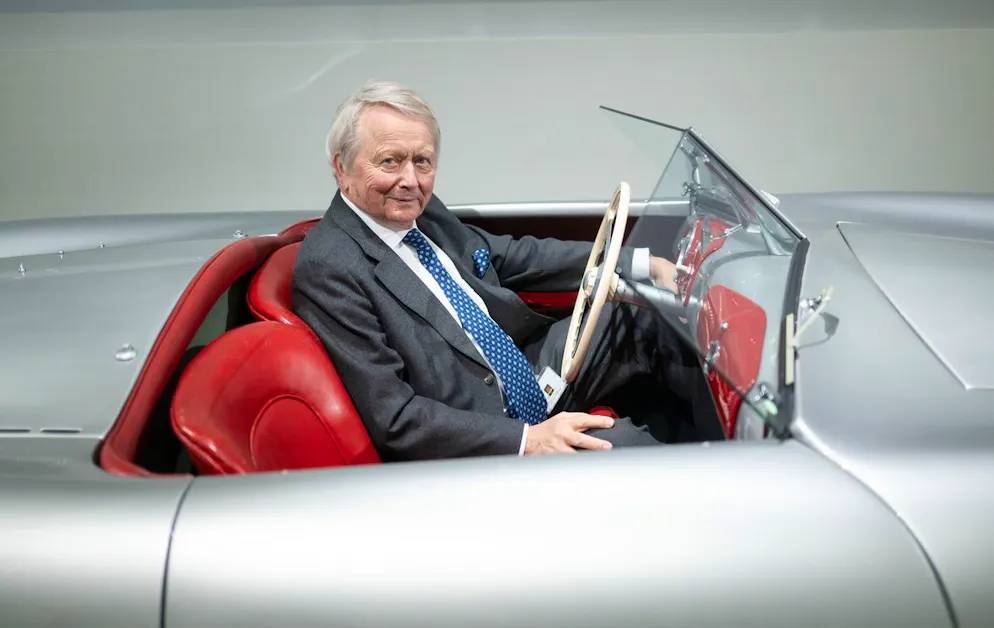 Wolfgang Porsche, Aufsichtsratsvorsitzender der Porsche AG und der Porsche Automobil Holding SE, sitzt im Porsche-Museum in einem Porsche 356 «Nr.1» Roadster aus dem Jahr 1948. Das Bild wurde im März 2023 aufgenommen. 