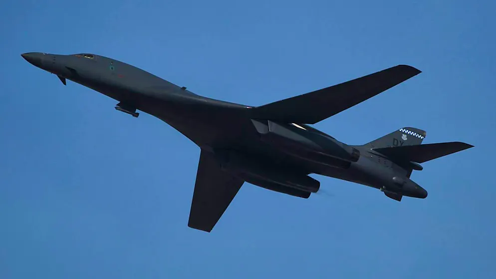 ARCHIV - Ein Überschallbomber B-1 der U.S. Air Force fliegt auf der Dubai Air Show. Die USA und Südkorea haben die erneut gemeinsame Luftübungen mit einem B-1B-Bomber durchgeführt. Foto: Jon Gambrell/AP/dpa