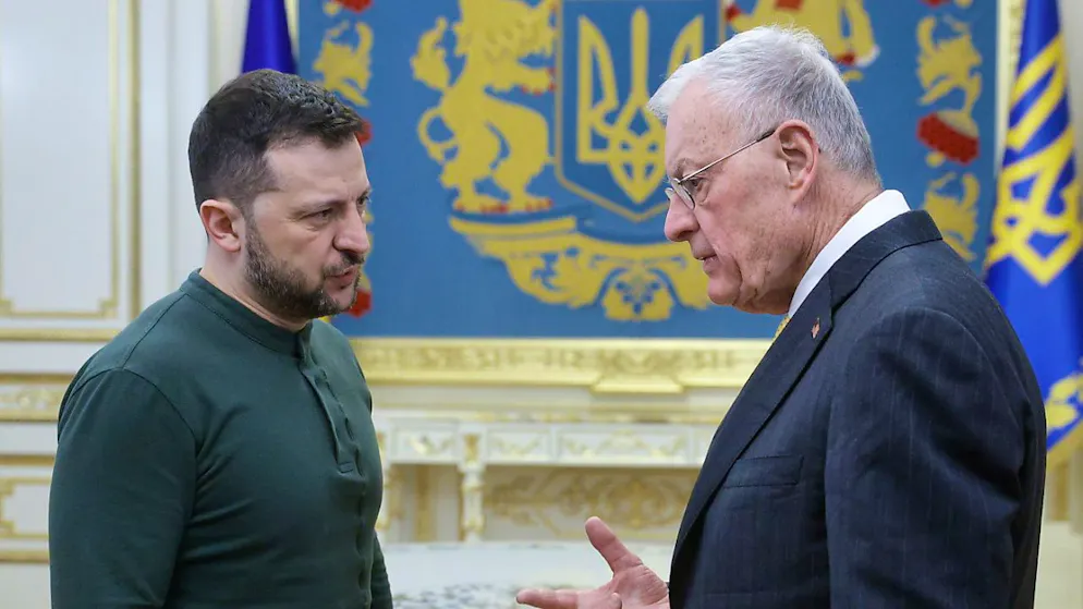 Il presidente ucraino Volodymyr Zelensky (a sinistra) ha riferito di una "buona discussione, con molti dettagli importanti", con l'inviato americano Keith Kellogg.