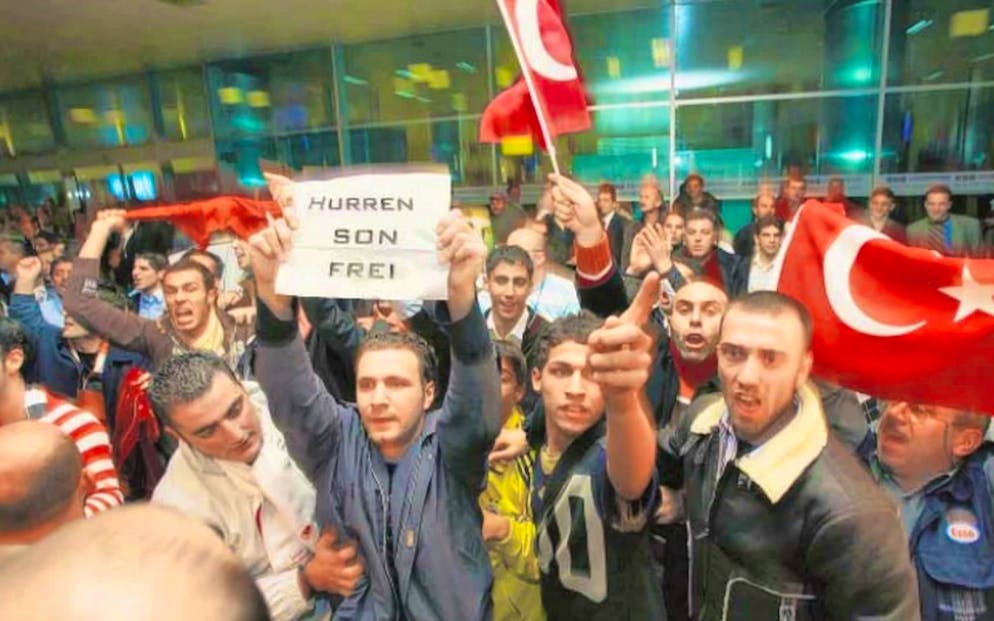 Turkish football fans do not welcome Alex Frei with open arms in 2005.
