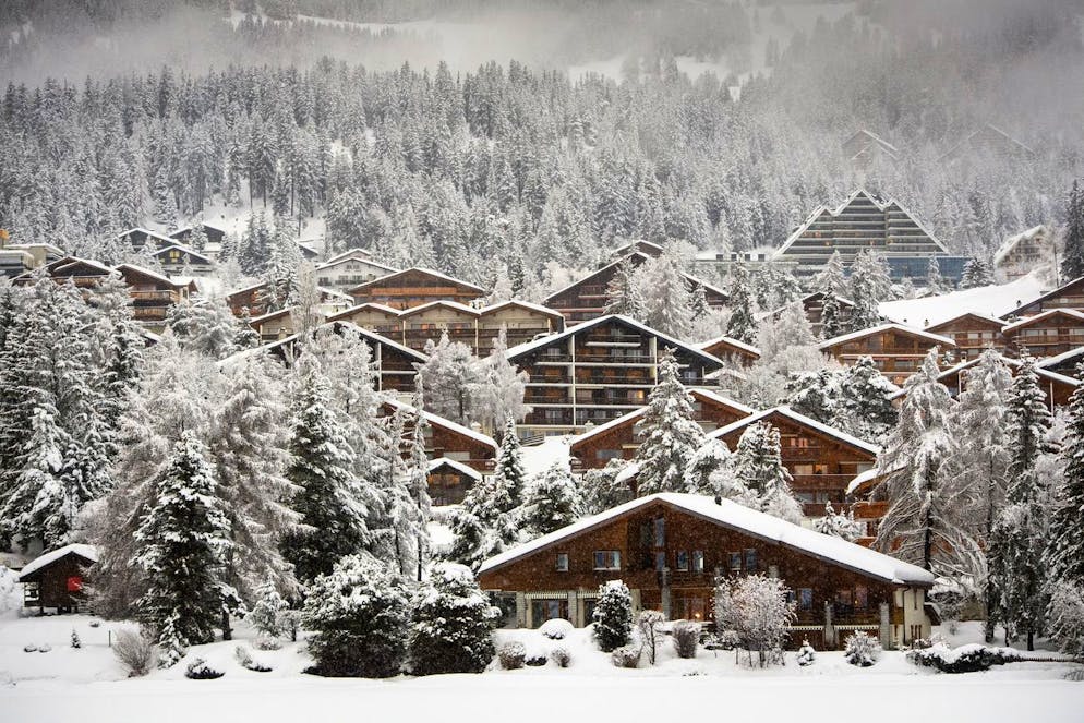 Des chalets, immeubles principalement pour de l'habitation de vacances, residences secondaires, sont photographies sous la neige en hiver ce samedi 30 janvier 2021 a Crans-Montana, en Valais (archives).