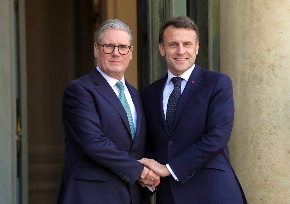 Emmanuel Macron (a destra) con il primo ministro inglese Keir Starmer a Parigi il 17 febbraio 2025.