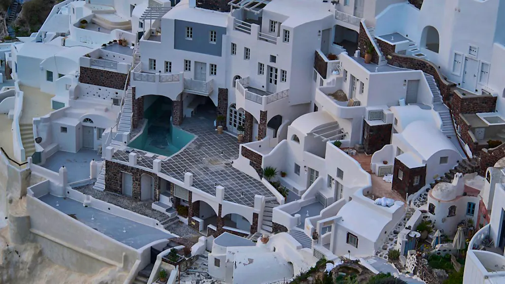 ARCHIV - Ein leerer Swimmingpool ist zwischen Häusern auf der erdbebengeschädigten Insel Santorini zu sehen (Archivbild). Foto: Petros Giannakouris/AP/dpa