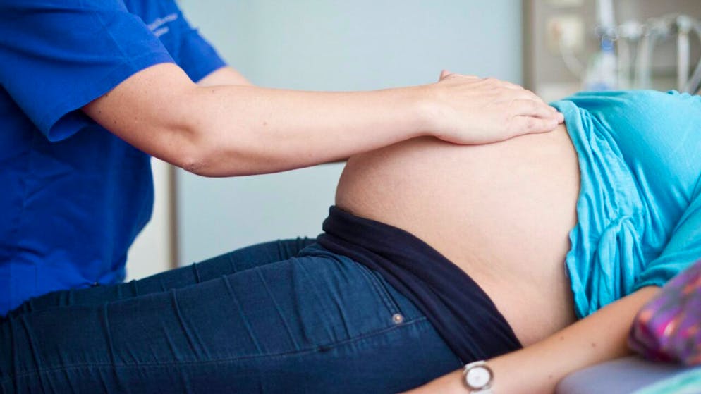 Dall'inizio del 2025 la mano pubblica si occuperà di indennizzare il servizio di picchetto delle levatrici libere professioniste nei Grigioni. (immagine simbolica)