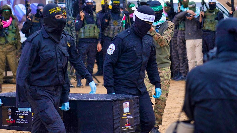 Members of the terrorist organization Hamas carry the coffin with the body of Oded Lifshitz, one of the four Israeli hostages, to the Red Cross in Chan Junis in the southern Gaza Strip. Photo: Abdel Kareem Hana/AP/dpa