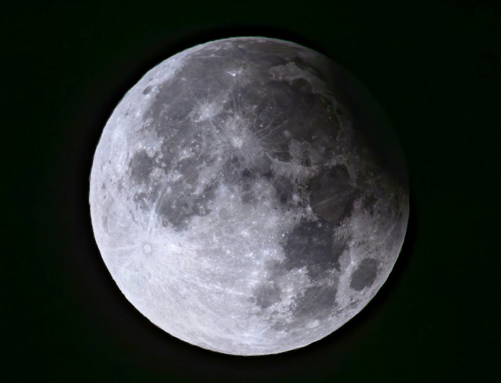 Sonne, Mond und Sterne im März – Mond- und Sonnenfinsternis - Gallery. Eine partielle Mondfinsternis, bei der 9,1 Prozent des Mondes verdeckt waren.