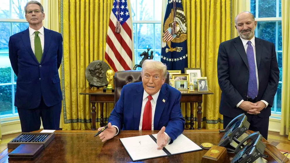 Donald Trump signs a decree in the White House on February 8 in the presence of Treasury Secretary Scott Bessent (left) and Secretary of Commerce-designate Howard Lutnick.