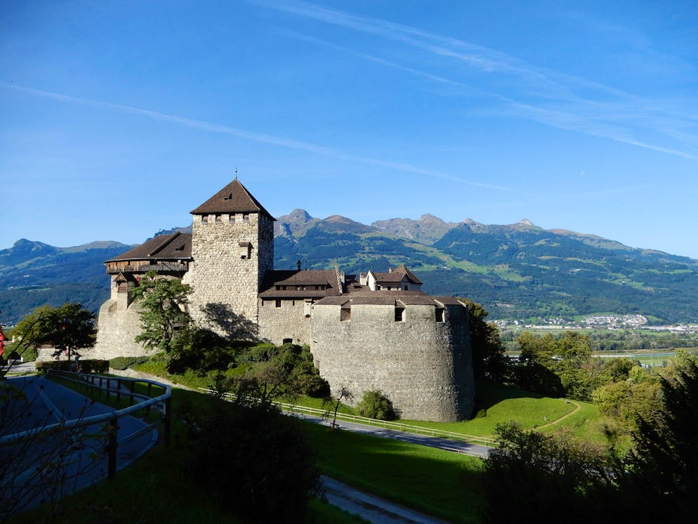 Die Fürstenfamilie wohnt im Schloss Vaduz, besucht werden kann das Gebäude daher nicht.