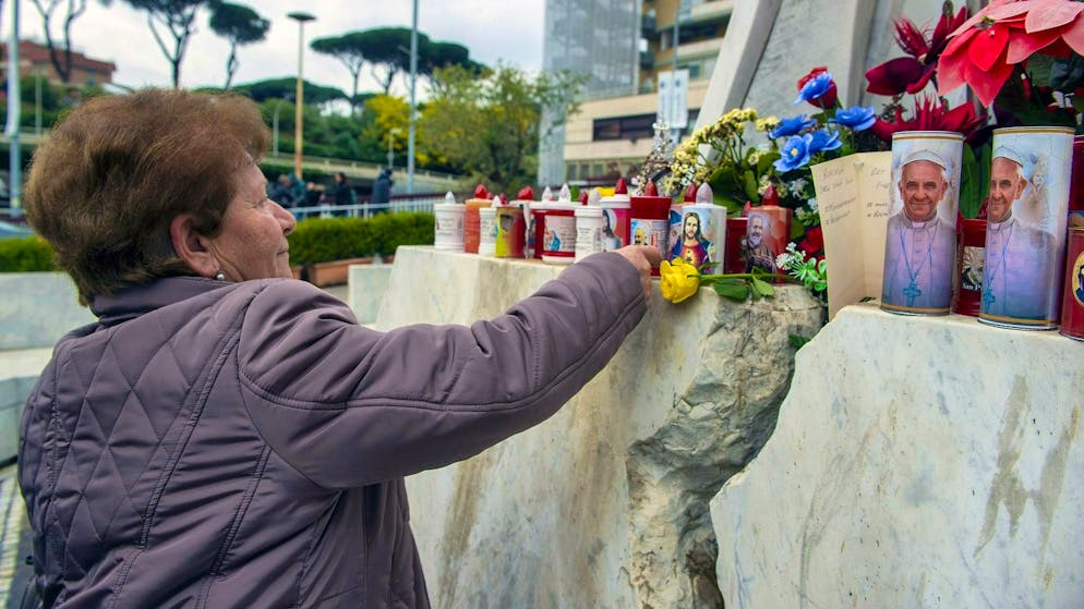 Vatican: Pope's condition improves slightly - Gallery. According to the Vatican, Pope Francis has spent the night without further complications.