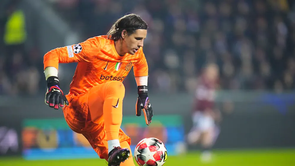 Broken thumb. Forced break for Yann Sommer