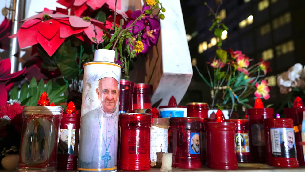 Vatikan: Zustand des Papstes verbessert sich leicht - Gallery. Die Sorge um Papst Franziskus ist seit seiner Einlieferung in die Gemelli-Klinik unter Gläubigen auf der ganzen Welt gross.