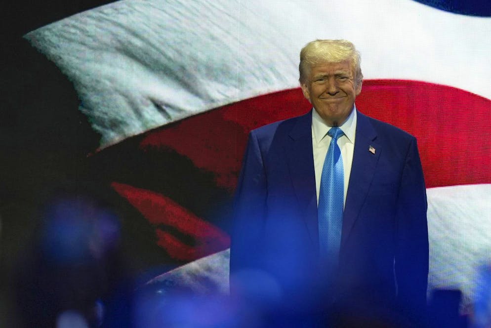 Il Presidente Donald Trump arriva al summit dell'Istituto Future Investment Initiative (FII) a Miami Beach, in Florida, mercoledì 19 febbraio 2025.