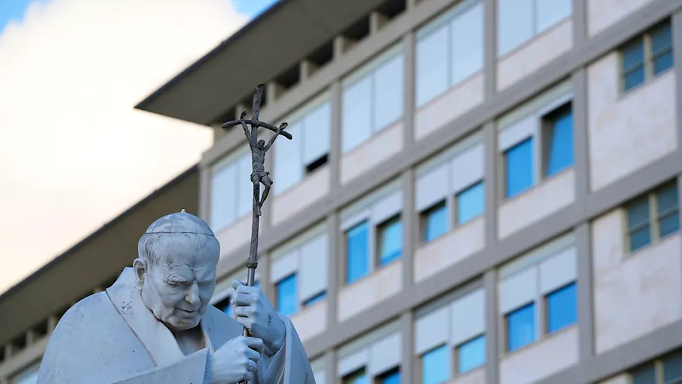 ARCHIV - Blick auf die Statue von Papst Johannes Paul II. vor dem Krankenhauses Agostino Gemelli. Das Oberhaupt der katholischen Kirche befinde sich seit Mittwochnachmittag in der Klinik. Foto: Andrew Medichini/AP/dpa