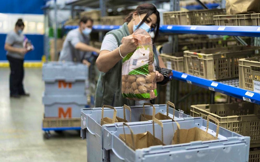 Employees at the distribution center in Pratteln BL walk over 25,000 steps - almost 19 kilometers - every day to collect products for online orders. They often lift heavy loads in the process.