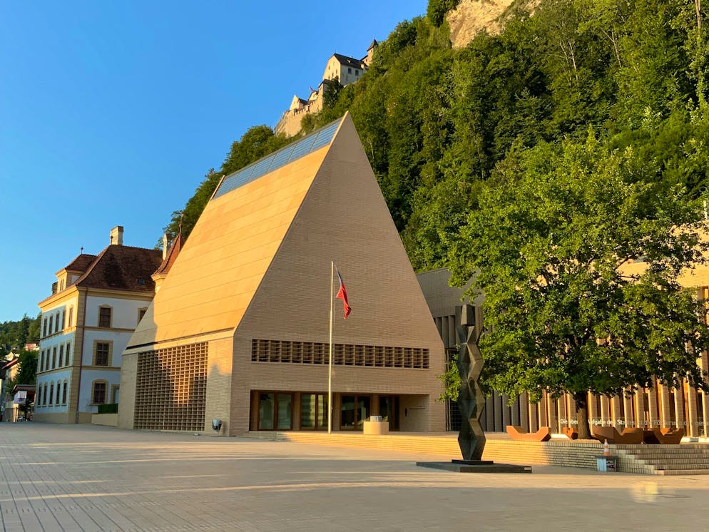 Das Landtagsgebäude nennen viele einen «Toblerone-Würfel».