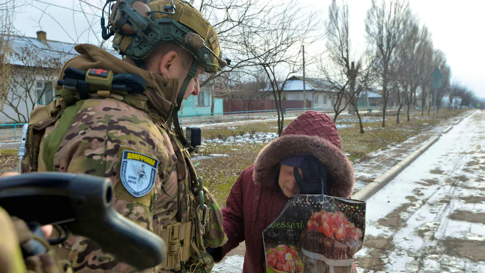 A woman in Pokrovsk in the Donetsk region is evacuated by a special police unit - the "White Angels". (February 7, 2025)