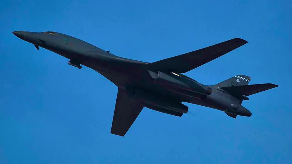 ARCHIVE - A U.S. Air Force B-1 supersonic bomber flies at the Dubai Air Show. The USA and South Korea have once again conducted joint air exercises with a B-1B bomber. Photo: Jon Gambrell/AP/dpa