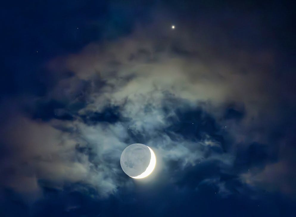 Sonne, Mond und Sterne im März – Mond- und Sonnenfinsternis - Gallery. Die Mondsichel zusammen mit der Venus (am oberen Bildrand).