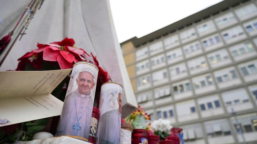 In ospedale da venerdì. Per il Papa notte serena e colazione in poltrona