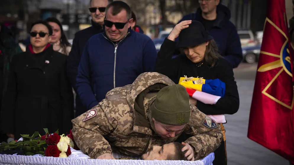 Des proches, des amis et d'autres personnes rendent leurs derniers hommages aux disparus.